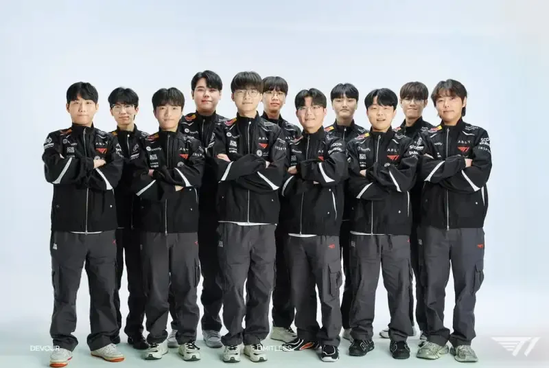 T1双分部新赛季合影震撼发布：一句“我们无限且要吞噬一切”点燃全网