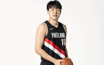 杨瀚森全明星票数冰火两重天：球迷10.4万票排第36，专业人士零票