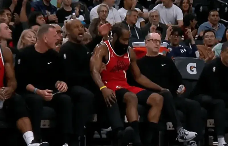 哈登后撤步太狠！直接坐替补席，篮网快船大战一触即发