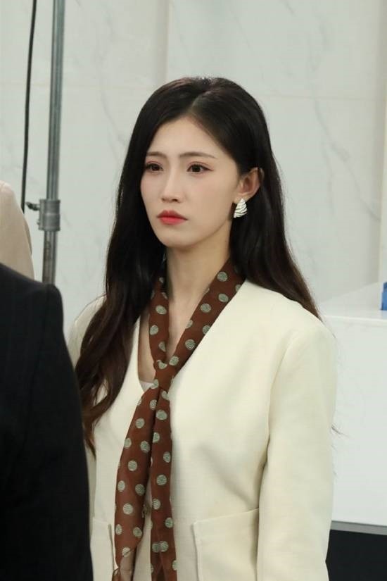 短剧女演员李安娜全年无休，五年未归家引关注